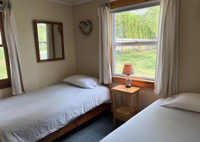 A bedroom with two twin beds