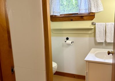 A bathroom with a shower stall, a toilet and a sink